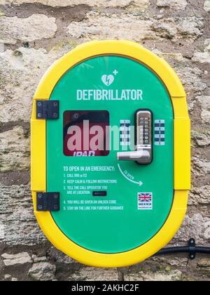 Ein modernes public access Defibrillator auf einen Stein Wand befestigt. Stockfoto