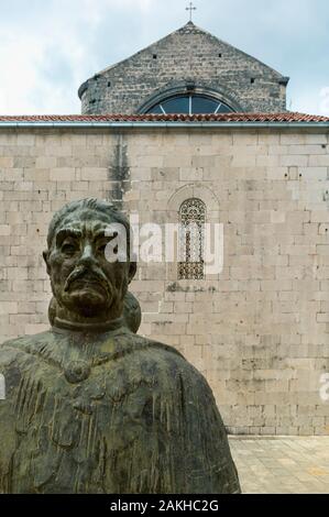 Kapitän Marko Martinovic Statue vor der St. Nikolaus Kirche, Bucht von Kotor, Perast, Montenegro Stockfoto