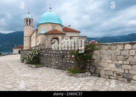 Unsere Liebe Frau von den Felsen Kirche errichtet auf einer künstlichen Insel, Bucht von Kotor, Perast, Montenegro Stockfoto