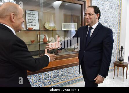 Tunesische Ministerpräsident Youssef Chahed erhält der französische Außenminister Jean-Yves Le Drian in Kasba. Stockfoto