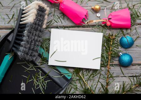 Reinigung bis nach Weihnachten. Fegen herauf Tannennadeln und kaputte Dekorationen Stockfoto