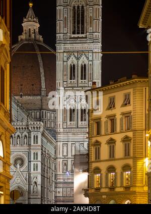 Florenz, Toskana. Blick auf den Dom, aka der Basilika von Santa Croce in der Nacht. Januar 2020. Stockfoto