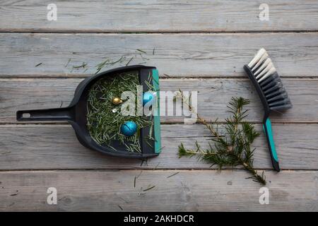 Reinigung bis nach Weihnachten. Fegen herauf Tannennadeln und kaputte Dekorationen Stockfoto