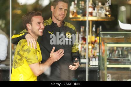 Marbella, Spanien. 09 Jan, 2020. Fußball: Bundesliga, Trainingslager von Borussia Dortmund. Dortmunder Mario Götze (l) ist umarmt von Sebastian Kehl (r), Leiter der lizenzierten Spieler Abteilung, in der das Team Hotel. Credit: Friso Gentsch/dpa/Alamy leben Nachrichten Stockfoto