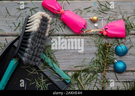 Reinigung bis nach Weihnachten. Fegen herauf Tannennadeln und kaputte Dekorationen Stockfoto