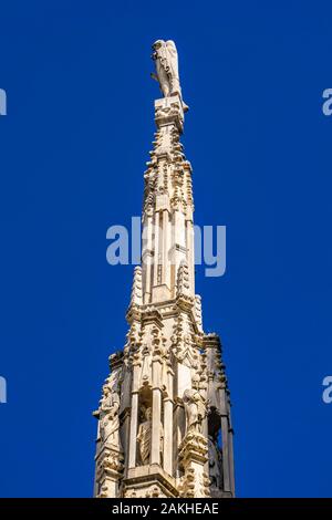 Blick auf weißem Marmor Türme auf dem Dach des berühmten Kathedrale Duomo di Milano in Mailand, Italien Stockfoto