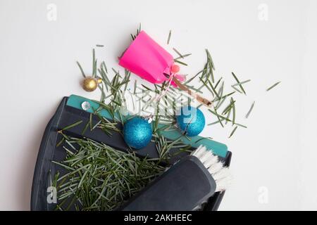 Fegen herauf Tannennadeln und kaputte Dekorationen nach Weihnachten Urlaub Stockfoto