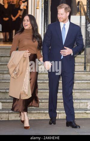 London, Kanada Haus in London. 7 Jan, 2020. Prinz Harry, Herzog von Sussex und Meghan, Herzogin von Sussex, weicht nach einem Besuch in Kanada Haus in London, Großbritannien am 7. Januar 2020. Der Herzog und die Herzogin von Sussex Absicht zurück vom königlichen Leben Schritt dominierten Schlagzeilen der Zeitungen in Großbritannien Donnerstag. Credit: Ray Tang/Xinhua/Alamy leben Nachrichten Stockfoto