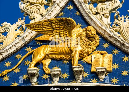 Goldener Löwe als Symbol von Venedig, auf der Spitze des St Mark's Basilika (San Marco) in Venedig, Italien Stockfoto