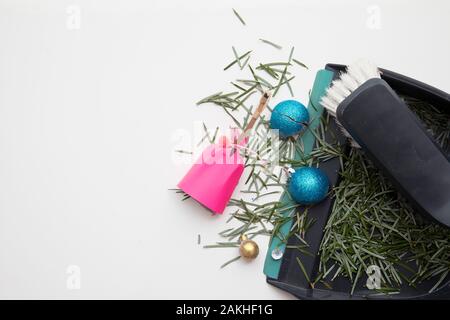 Fegen herauf Tannennadeln und kaputte Dekorationen nach Weihnachten Urlaub Stockfoto