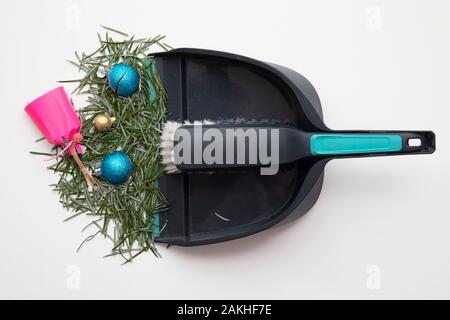 Fegen herauf Tannennadeln und kaputte Dekorationen nach Weihnachten Urlaub Stockfoto