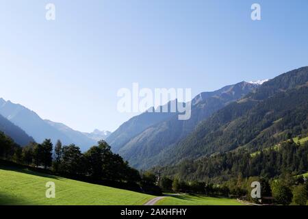 Ein Feldweg in Fuschtal (die Fuscher Tal) in der Nähe von Zell am See, Österreich. Die Hänge des Tals Berge sind stark von Tannen bewaldet. Stockfoto