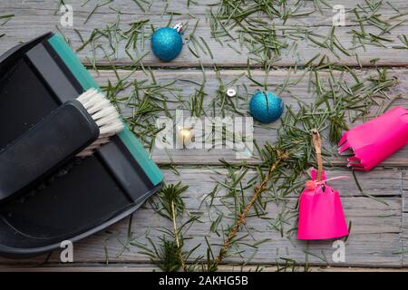 Reinigung bis nach Weihnachten. Fegen herauf Tannennadeln und kaputte Dekorationen Stockfoto