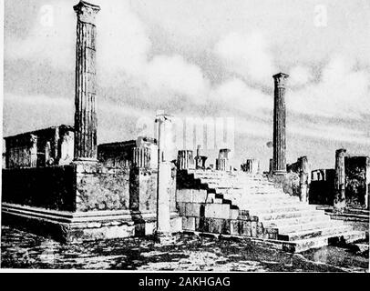 Städte begraben. Die zerstörten Tempel des Apollo. Der Tempel wurde auf einem hohen Fundament. Eine breite Flug ofsteps led Es^ mit Altar am Fuß. Es war ein porchall runden Sie durch eine Reihe von Säulen statt. Einige der columnshave Stand durch alle Erdbeben und Vulkanausbrüche twothousand Jahre. Im Inneren der Halle war ein kleiner Raum für thestatue von Apollo. Im gepflasterten Hof rund um diesen Tempel weremany Altäre und Statuen der Götter. Dies war zu einer Zeit themost wichtiger Tempel in Pompeji. Die SCHULE DER GLADIATOREN. In dieser großen, offenen Hof die Gladiatoren hatten ihre Ausbildung andprac Stockfoto