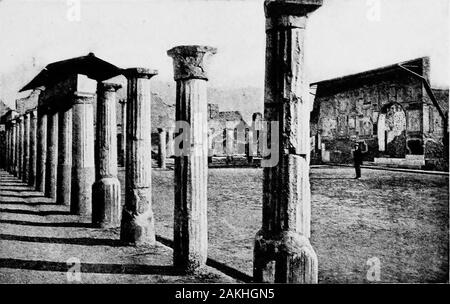 Städte begraben. Die zerstörten Tempel des Apollo. Der Tempel wurde auf einem hohen Fundament. Eine breite Flug ofsteps led Es^ mit Altar am Fuß. Es war ein porchall runden Sie durch eine Reihe von Säulen statt. Einige der columnshave Stand durch alle Erdbeben und Vulkanausbrüche twothousand Jahre. Im Inneren der Halle war ein kleiner Raum für thestatue von Apollo. Im gepflasterten Hof rund um diesen Tempel weremany Altäre und Statuen der Götter. Dies war zu einer Zeit themost wichtiger Tempel in Pompeji. Die SCHULE DER GLADIATOREN. In dieser großen, offenen Hof die Gladiatoren hatten ihre Ausbildung andprac Stockfoto