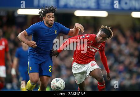 Chelsea's Reece James (links) und Nottingham Forest Alex Mighten Kampf um den Ball Stockfoto