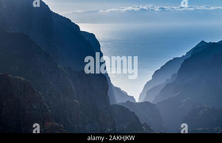 Spanien, Teneriffa, schöne Luftaufnahme über Rocky Mountains von Masca Schlucht mit Blick auf den Ozean in magisches Licht Atmosphäre Stockfoto