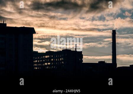 Nacht Stadt Landschaft mit Sonnenuntergang und Himmel mit Wolken in der Ukraine Stockfoto