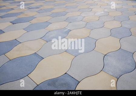 Pflaster in Stücken von verschiedenen Farben auf dem Boden von einem Park mit einem geeigneten Muster eingebettet. Stockfoto