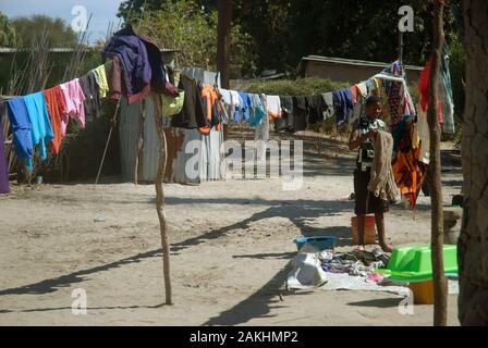 Dame heraus waschen, Mwandi, Sambia, Afrika. Stockfoto