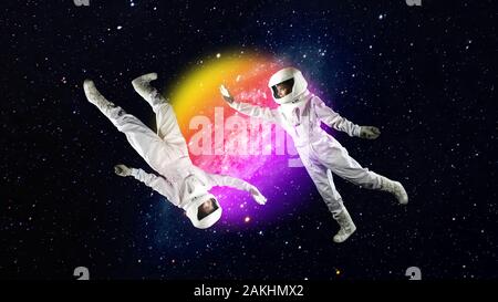 Zwei Astronauten in Raumsonden treffen in einem leuchtenden Nebel, in Science Fiction und in der Weltraum- und Naturforschung aufeinander. Stockfoto