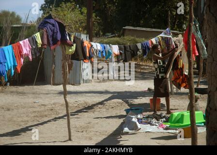 Dame heraus waschen, Mwandi, Sambia, Afrika. Stockfoto