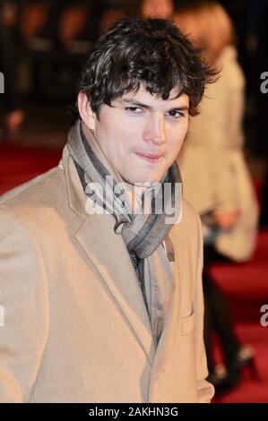 Ashton Kutcher. UK Film Premiere von 'Valentinstag', Odeon Leicester Square, London. Großbritannien Stockfoto