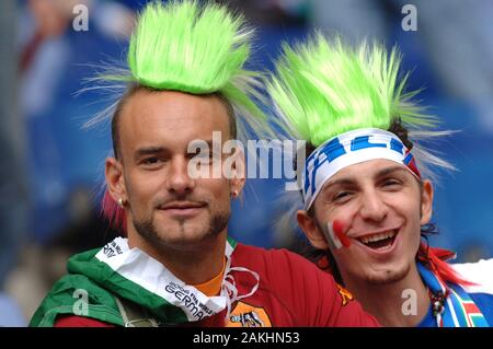 Hamburg, Deutschland, 22.06.2006: FIFA Fußball-Weltmeisterschaft Deutschland 2006, Italienischen Fans vor dem Match Italy-Czech Rep. Stockfoto