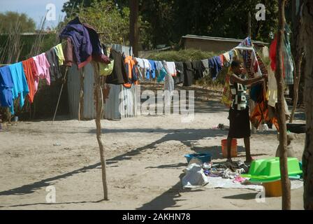 Dame heraus waschen, Mwandi, Sambia, Afrika. Stockfoto