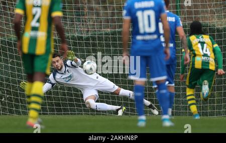 Marbella, Spanien. 09 Jan, 2020. Fußball: Bundesliga, Testspiel im Trainingslager La Quinta Fußballplätze, TSG 1899 Hoffenheim - ADO Den Haag. Die HOFFENHEIMER Torwart Philipp Pentke (l) räumt ein Ziel durch Elfmeter. Crysencio Summerville (r) von Den Haag läuft dem Ball nach. Credit: Friso Gentsch/dpa/Alamy leben Nachrichten Stockfoto