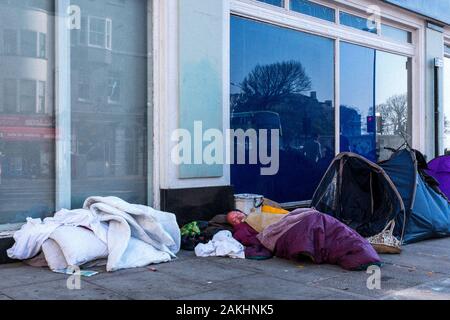 Obdachlosen Schlafen auf North Street, Brighton, Großbritannien Stockfoto