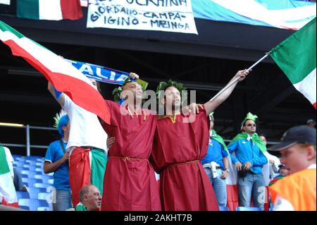 Hamburg, Deutschland, 30.06.2006: FIFA Fußball-Weltmeisterschaft Deutschland 2006, Italienischen Fans vor dem Italy-Ukraine überein Stockfoto