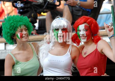 Hamburg, Deutschland, 30.06.2006: FIFA Fußball-Weltmeisterschaft Deutschland 2006, Italienischen Fans vor dem Italy-Ukraine überein Stockfoto