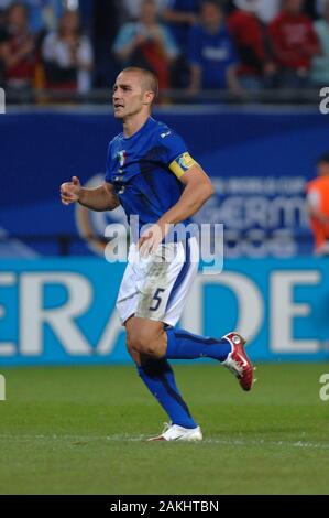 Hamburg, Deutschland, 30. Mai 2006, FIFA WM 2006, Italien, Ukraine, Gleiches am Volksparkstadion: Fabio Cannavaro während des Spiels Stockfoto