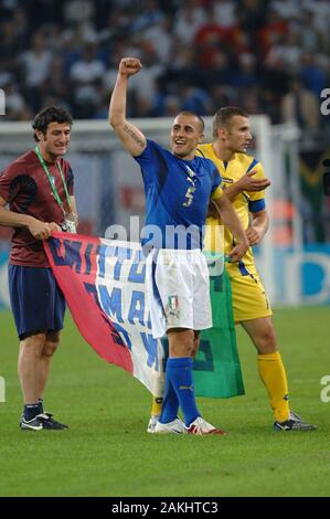 Hamburg, Deutschland, 30. Mai 2006, FIFA WM 2006, Italien, Ukraine, Gleiches am Volksparkstadion: Fabio Cannavaro feiert den Sieg am Ende des Spiels Stockfoto