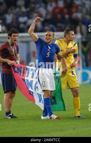 Hamburg, Deutschland, 30. Mai 2006, FIFA WM 2006, Italien, Ukraine, Gleiches am Volksparkstadion: Fabio Cannavaro feiert den Sieg am Ende des Spiels Stockfoto