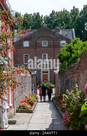 Besucher walking Down St Richard's in Richtung des Dekanats in Canon Lane zu Fuß von der Kathedrale von Chichester, West Sussex. Stockfoto