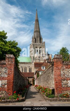 St Richard's Spaziergang führt auf der Südseite der Kathedrale von Chichester in West Sussex. Stockfoto