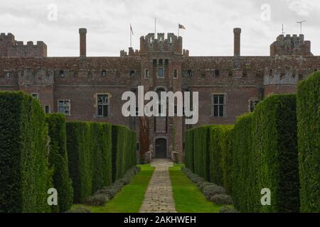 Backstein Burg bei Herstmonceux in East Sussex, England. Weg durch die Gärten Stockfoto