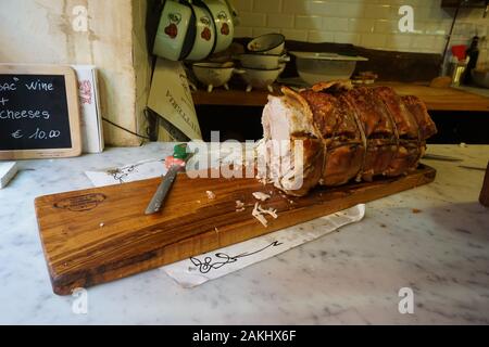 Eine italienische Porchetta, gekochtes Schweinebraten, verkaufen auf dem Markt in Rom, Italien Stockfoto