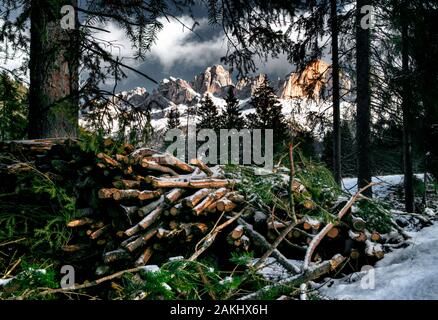 Karersee in den Dolomiten nach dem schweren Sturm Stockfoto