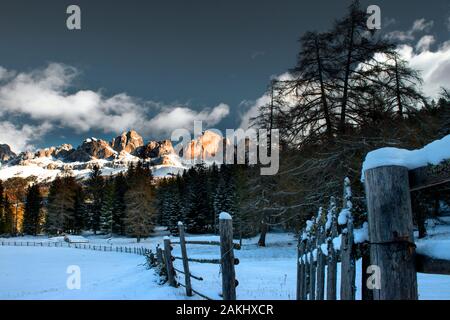 Karersee in den Dolomiten nach dem schweren Sturm Stockfoto