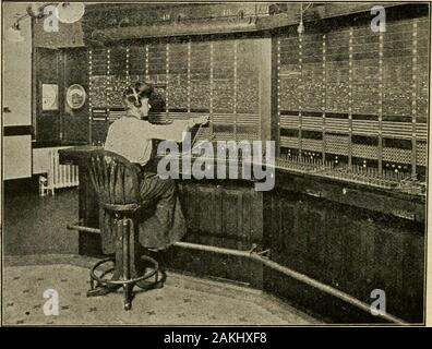 Ein erstes Buch in der amerikanischen Geschichte mit den europäischen Anfängen. Transatlantische drahtlose Station atCape Breton. Ein erstes Buch in der amerikanischen Geschichte Marconi. Durch Marconis system Meldungen können sentmiles durch die Luft von Station zu Station werden ohne einer drahtbürstereinigen sie zu tragen. 1907 eine drahtlose Nachricht sentfrom eine Station in Nova Scotia wurde zu einem Bahnhof in Andto Irland - Tag, dank dieser wunderbaren Erfindung, Schiffe crossingthe Ocean in ständiger Kommunikation mit Land halten können. ALEXANDER GRAHAM BELL UND DAS TELEFON 18 100 und 76 war das Jahr des hundertsten Ausstellung in Philadelphia, eine Stockfoto