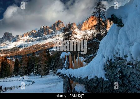 Karersee in den Dolomiten nach dem schweren Sturm Stockfoto