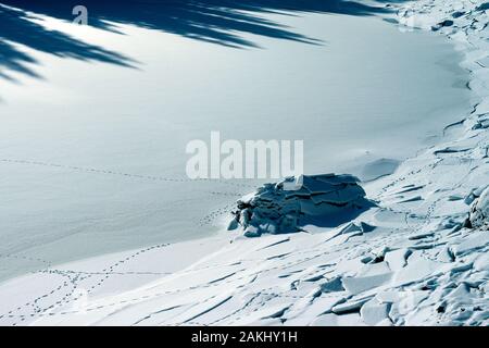 Karersee in den Dolomiten nach dem schweren Sturm Stockfoto
