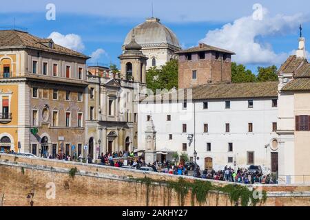 Szene des Alltags auf Tiber Island mit Menschenmenge und Großer Synagogenkuppel im Hintergrund Stockfoto