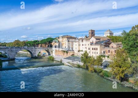 Blick auf die Tiber-Insel von der Palatinenbrücke, Rom Italien Stockfoto