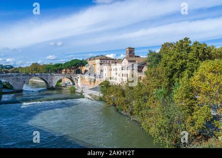 Blick auf die Tiber-Insel von der Palatinenbrücke, Rom Italien Stockfoto