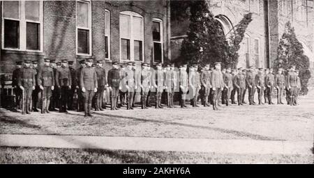 Tippen. Seite 100 32 eigM. (Unmyatuj Wenn B.Marvin Captain W. G. Bischof 1 Leutnant E.L. Manigault 2nd Lieutenant L.G.Perritt 1 Sergeant SERGEANTS [. H. Ryan J.1). Salley C.I. Haas G. S. Langford CORPORALSW. M. Clatworthy]. G. Hollowell W. L. Molair J.R. Hollowell L W. Wilson J. M. Stewart die privaten Banken. R.Y. Hill. A. M. Plexico, S. G. Barnette, J. L. Hinson, I. L. P^ese, M.R., Bischof, W. G. Hodge, J. E. Rhem, C. F. Cauthen, H. W. Drohnen, E.C. Reis. J. A. Coleman, E. Johnston, J. H. Robinson, E.E. gestochen (. A. Leland, R.E. Salev. H.B. Pavis. W. G. Manigault, E. L. Stockfoto