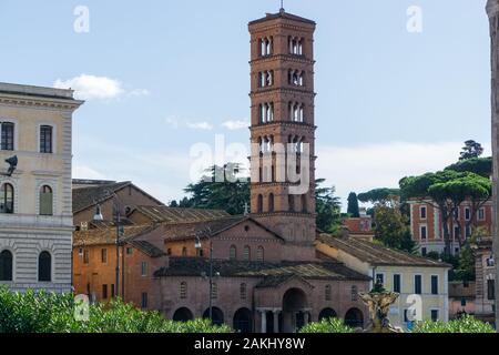 Marienbasilika in Cosmedin (Basilika di Santa Maria in Cosmedin) in Rom, Italien. Im Portikus der Kirche befindet sich La Bocca della Verità Stockfoto